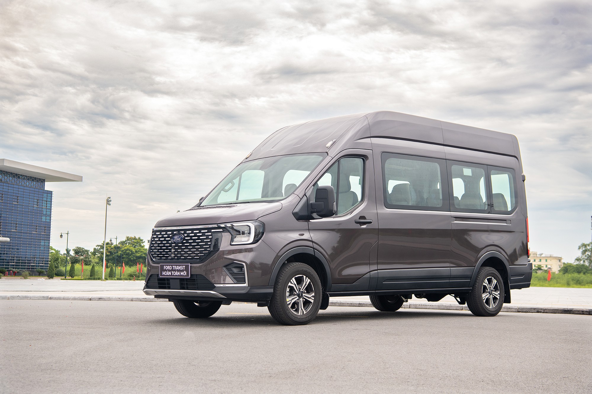 Khách hàng mua Ford Transit Trend, Transit Premium 16 chỗ và Transit Premium 18 chỗ sẽ được hưởng gói hỗ trợ lãi suất cố định 0% trong 4 tháng, với giá trị hỗ trợ lần lượt 18 triệu đồng, 20 triệu đồng và 22 triệu đồng. Ảnh: Ford Việt Nam.