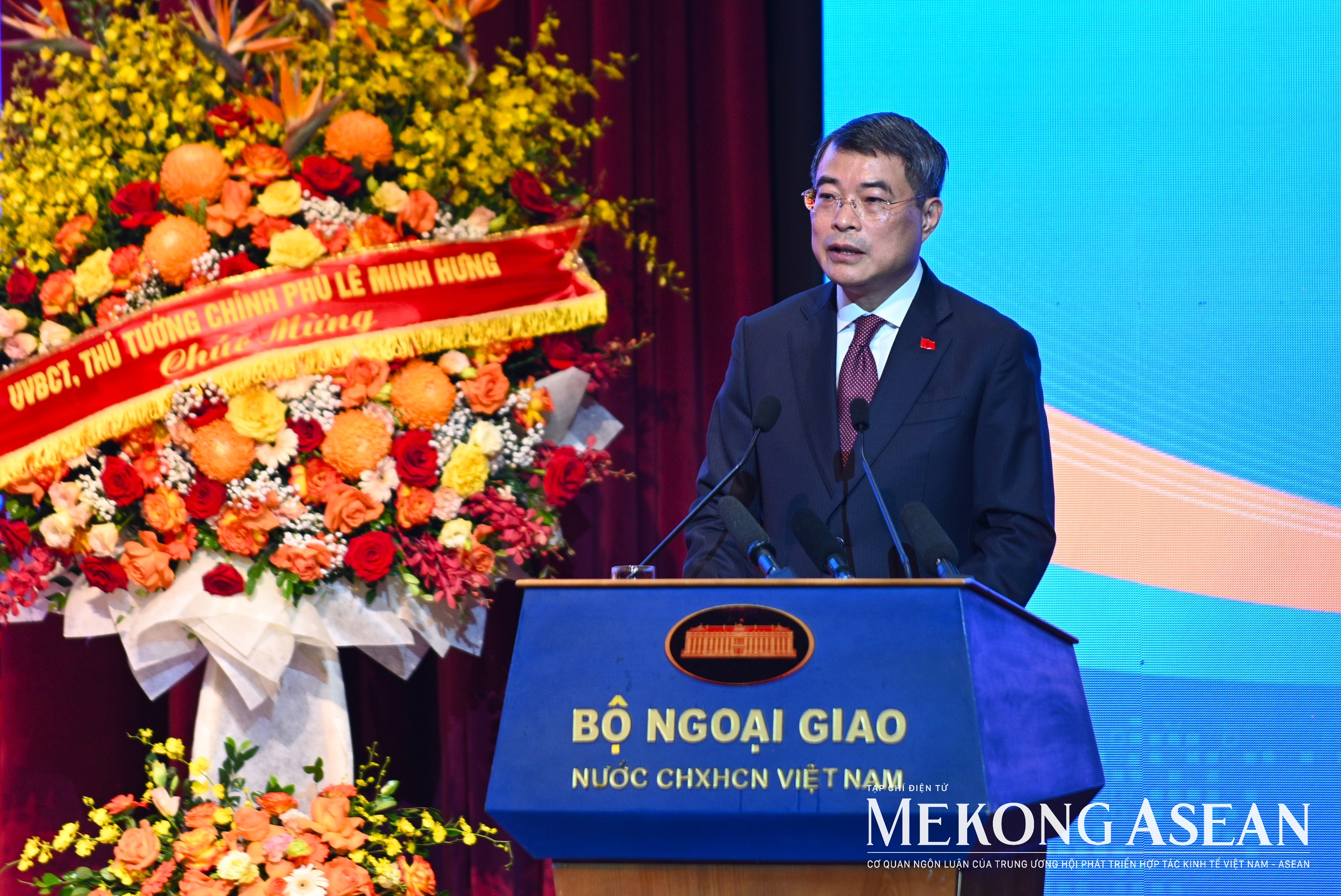 Thủ tướng: Ngoại giao chuyển mạnh từ 'mở đường' sang đồng hành đến kết quả cụ thể