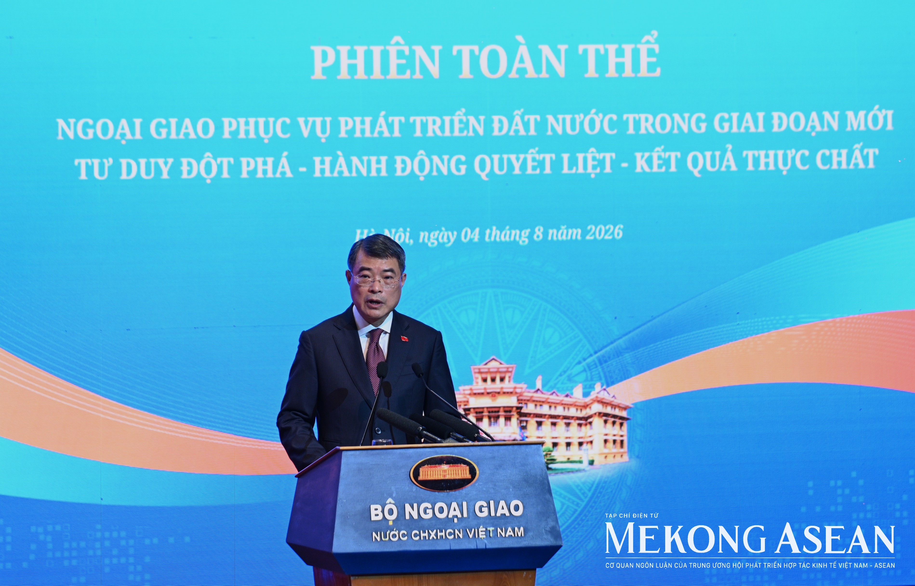 Thủ tướng: Ngoại giao chuyển mạnh từ 'mở đường' sang đồng hành đến kết quả cụ thể