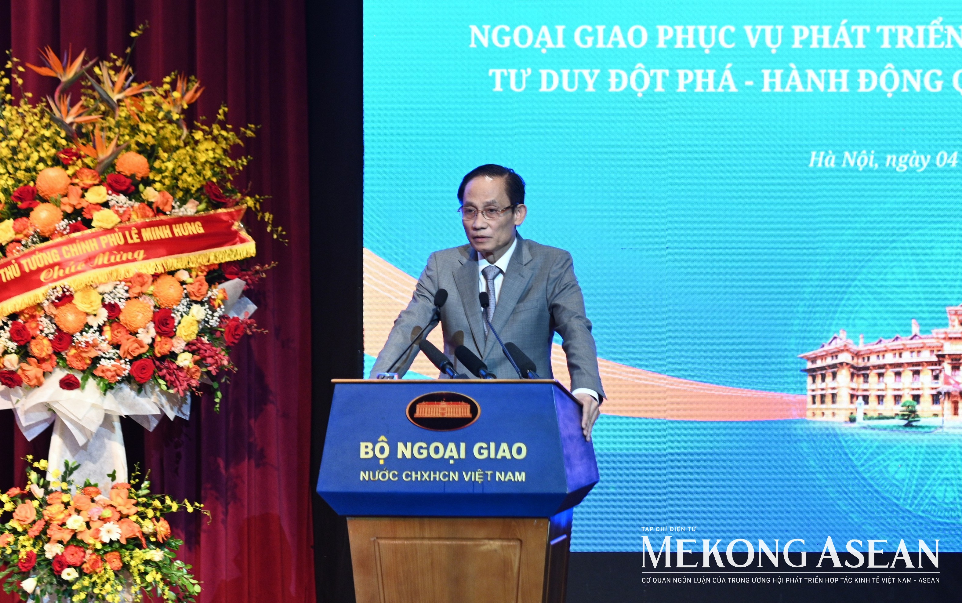Thủ tướng: Ngoại giao chuyển mạnh từ 'mở đường' sang đồng hành đến kết quả cụ thể