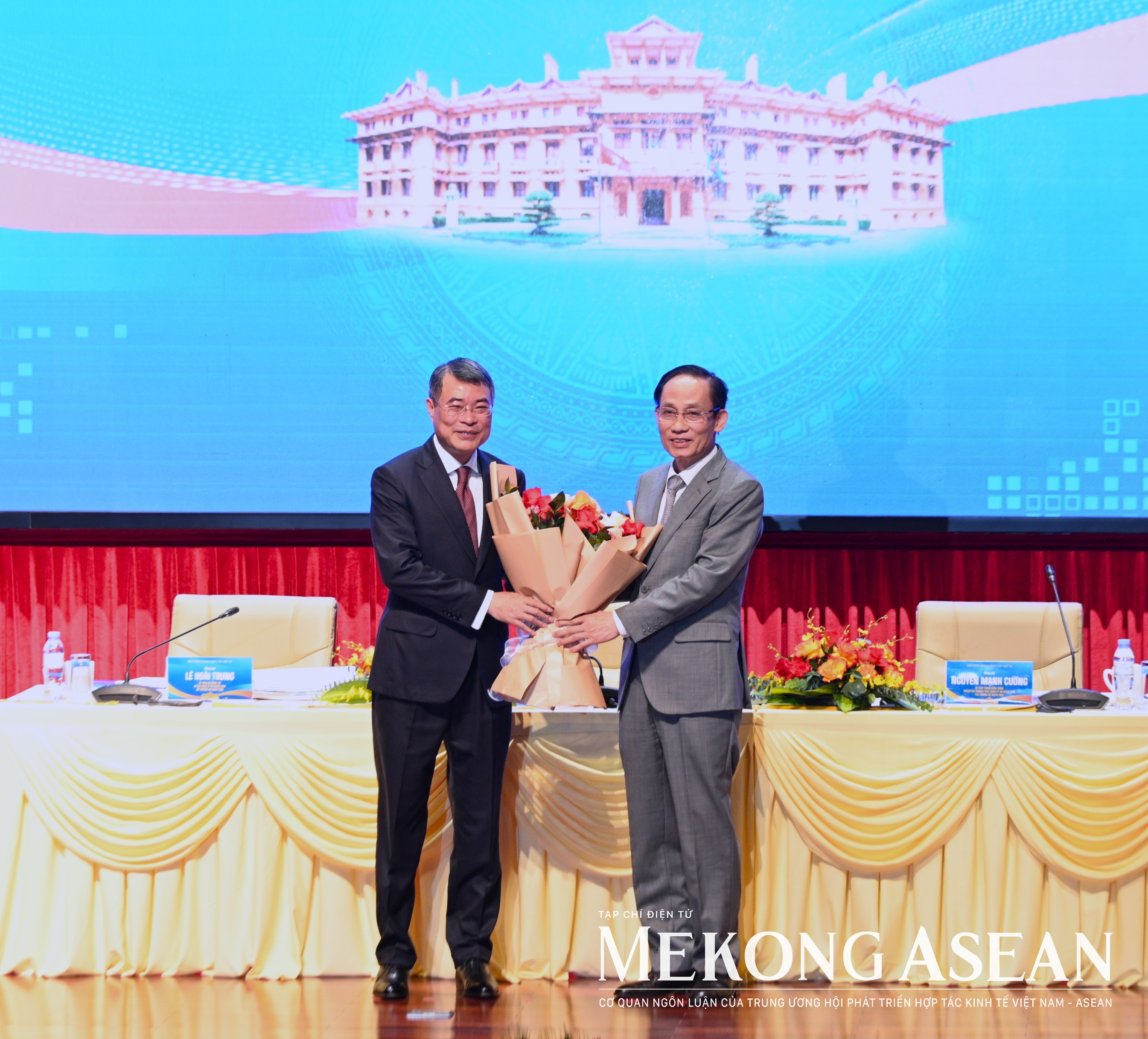 Thủ tướng: Ngoại giao chuyển mạnh từ 'mở đường' sang đồng hành đến kết quả cụ thể