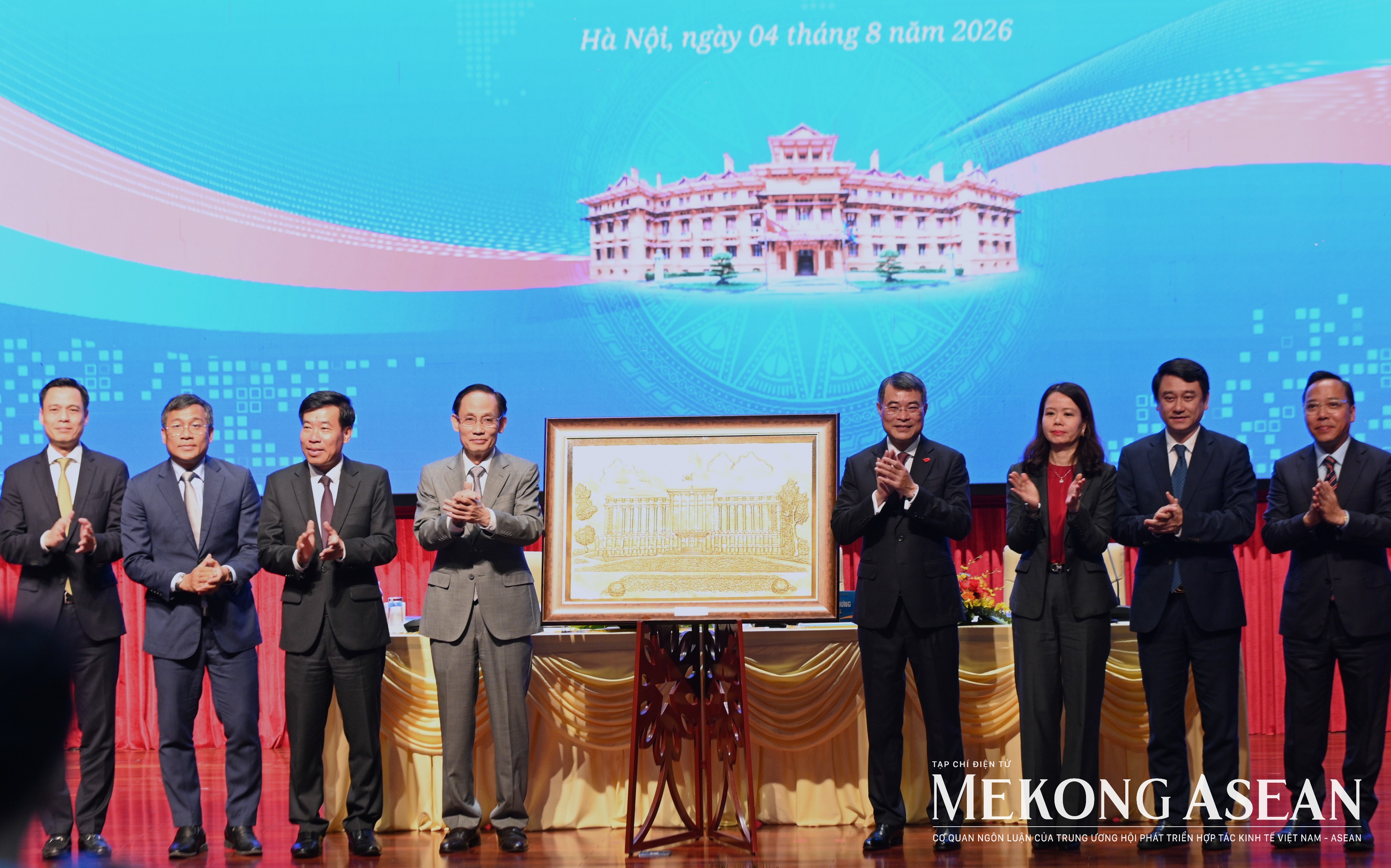 Thủ tướng: Ngoại giao chuyển mạnh từ 'mở đường' sang đồng hành đến kết quả cụ thể