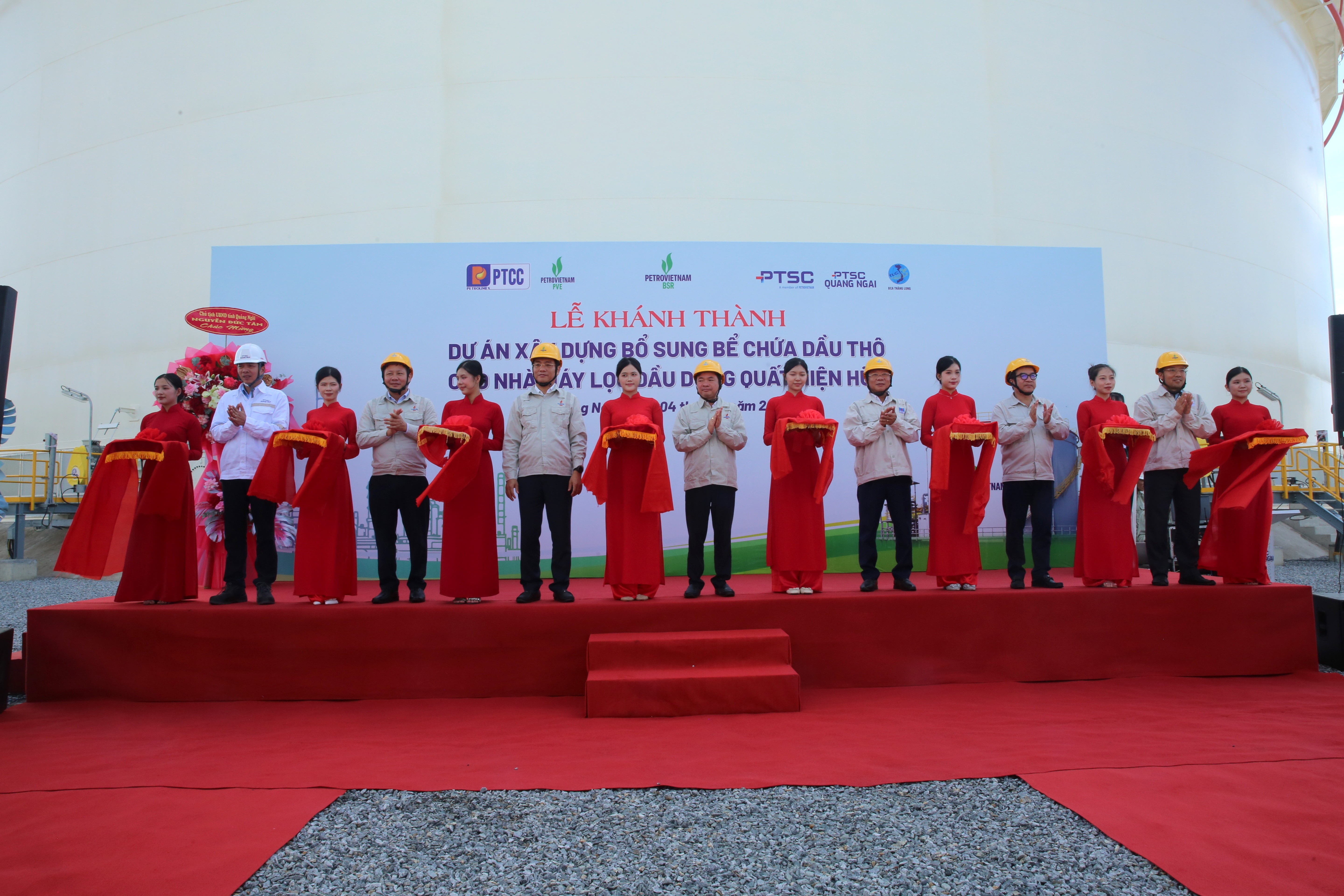Các đại biểu thực hiện nghi thức cắt băng khánh thành.