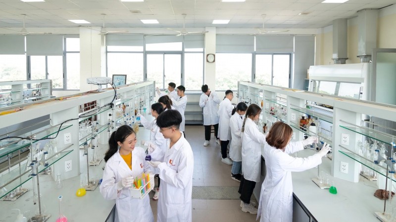 đến năm 2030, Việt Nam phấn đấu nâng cấp, đầu tư mới và đưa vào vận hành ít nhất 8 phòng thí nghiệm trọng điểm quốc gia trong các lĩnh vực ưu tiên gồm công nghệ số; mạng di động thế hệ sau; robot và tự động hóa; sinh học và y sinh tiên tiến; năng lượng và vật liệu tiên tiến