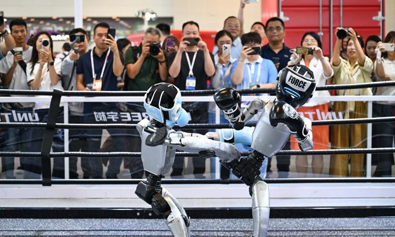 Robot hình người của Unitree Robotics thi đấu quyền anh tại Hội chợ Triển lãm Trí tuệ Thế giới 2026 (World Intelligence Expo 2026) ở thành phố Thiên Tân, Trung Quốc, ngày 28/5. Ảnh: Tân Hoa xã