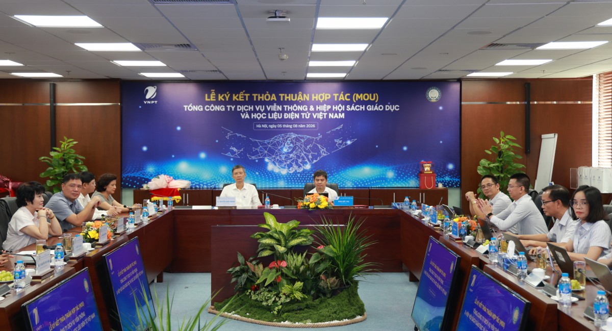 Lễ ký kết Thỏa thuận hợp tác về việc “Phát triển và kinh doanh Hệ sinh thái Học liệu số” giữa Hiệp hội Sách Giáo dục và Học liệu Điện tử Việt Nam (VAEDR) và Tổng công ty Dịch vụ Viễn thông (VNPT VinaPhone). Ảnh: Nhà xuất bản Giáo dục Việt Nam.