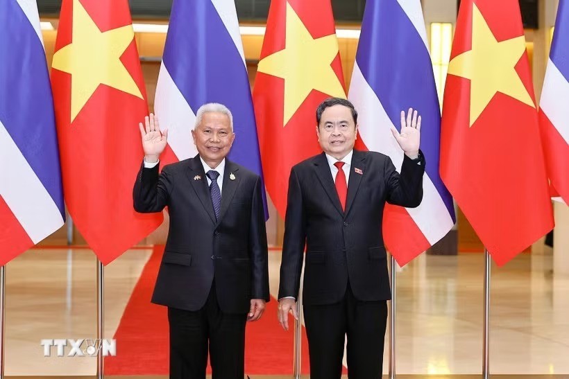 Chủ tịch Quốc hội Trần Thanh Mẫn đón Chủ tịch Quốc hội kiêm Chủ tịch Hạ viện Vương quốc Thái Lan Sophon Zaram. 