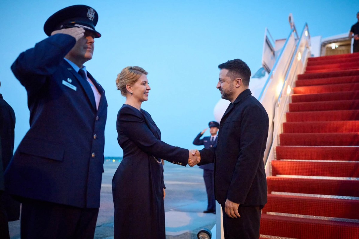 Cựu Đại sứ Ukraine tại Mỹ Olha Stefanishyna và Tổng thống Ukraine Volodymyr Zelensky. Ảnh: Facebook/@Olga Stefanishyna﻿ (tài khoản Facebook của bà Stefanishyna)