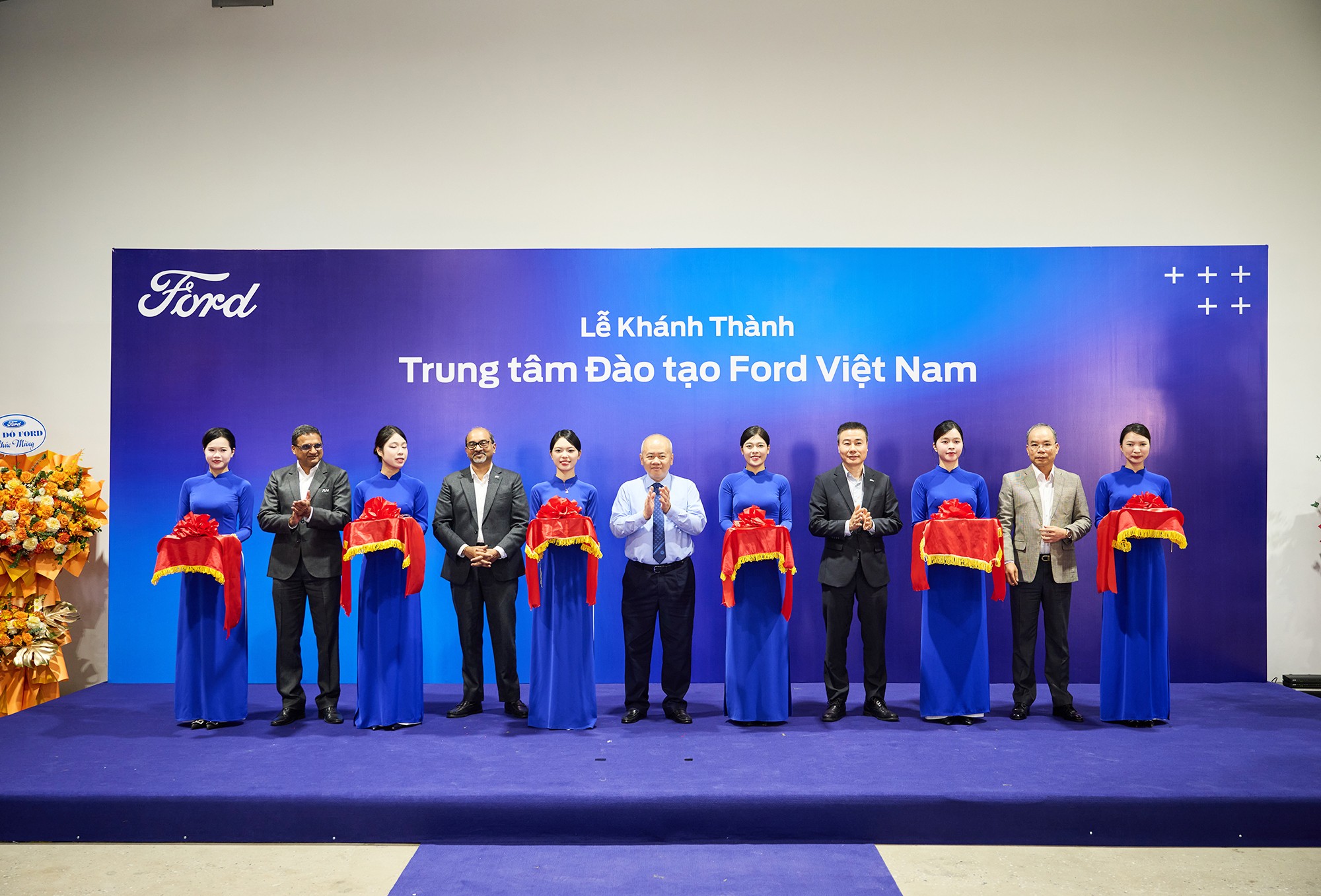 Ông Đỗ Thành Trung, Chủ tịch UBND thành phố Hải Phòng; lãnh đạo phường Việt Hòa; lãnh đạo Ford Việt Nam và các đại biểu thực hiện nghi thức khánh thành trung tâm. Ảnh: Ford Việt Nam.
