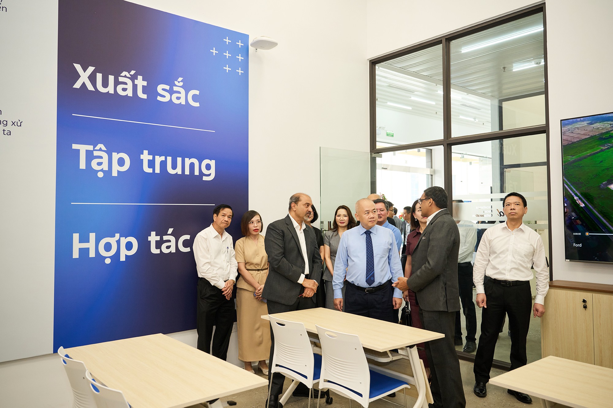 Lãnh đạo UBND thành phố Hải Phòng và các đại biểu tham quan trung tâm. Ảnh: Ford Việt Nam.