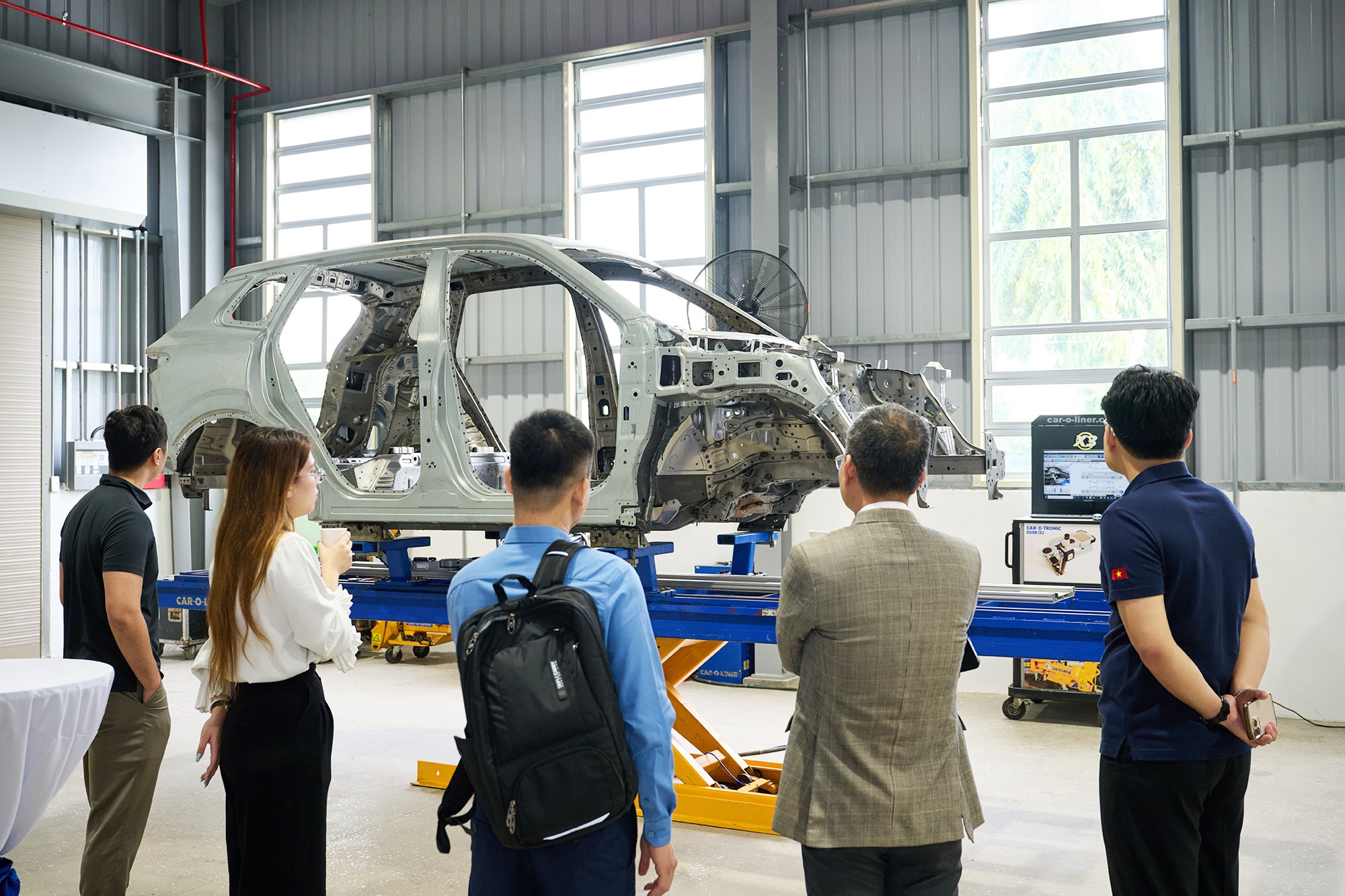 Trung tâm có diện tích khoảng 1.000 m² gồm khu trưng bày xe, 4 phòng học lớn tích hợp khu vực xưởng thực hành và đầy đủ trang thiết bị đào tạo xe điện Mustang Mach-E, cùng 2 phòng đào tạo chuyên sâu trên mô hình động cơ, hộp số và cầu xe. Ảnh: Ford Việt Nam.