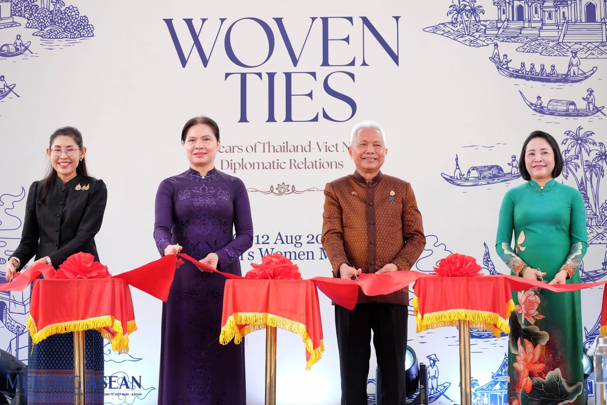 Các đại biểu cắt băng khai mạc triển lãm. Ảnh: Tùng Dương/Mekong ASEAN