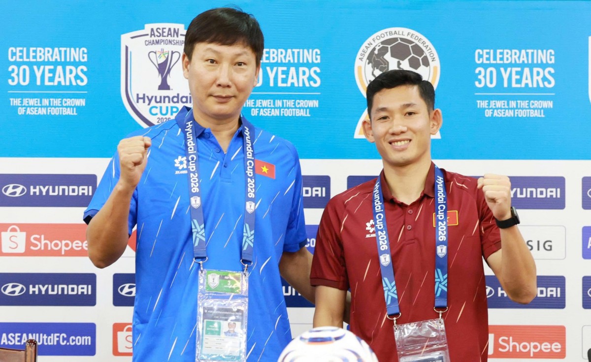 HLV Kim Sang Sik và tiền vệ Nguyễn Hai Long. Ảnh: Liên đoàn Bóng đá Việt Nam