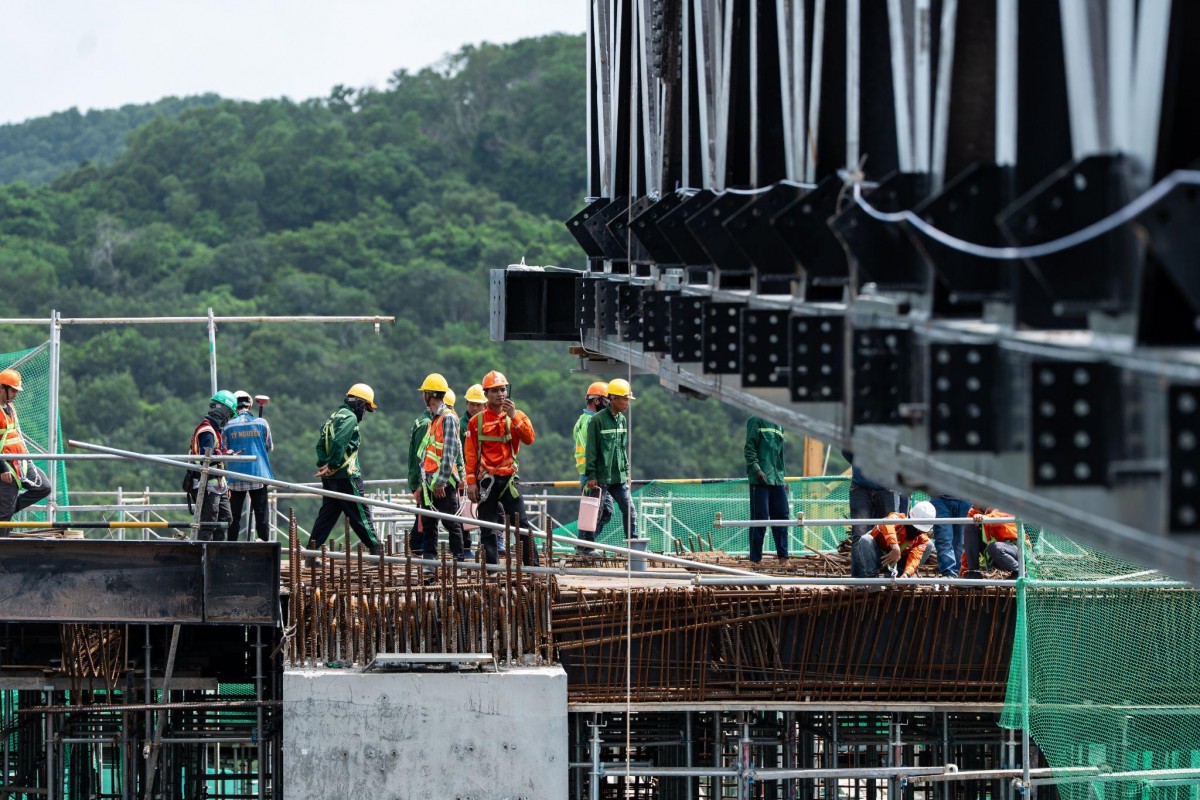 Công nhân lắp dựng kết cấu thép tại Nhà hát APEC.