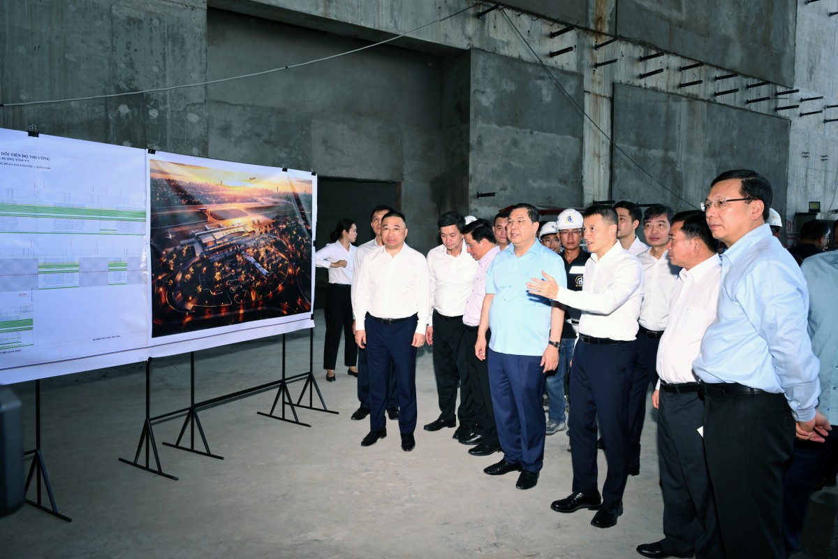 Phó thủ tướng Thường trực Phạm Gia Túc cùng đoàn công tác Trung ương trực tiếp thị sát Trung tâm tổ chức hội nghị và Nhà hát APEC.