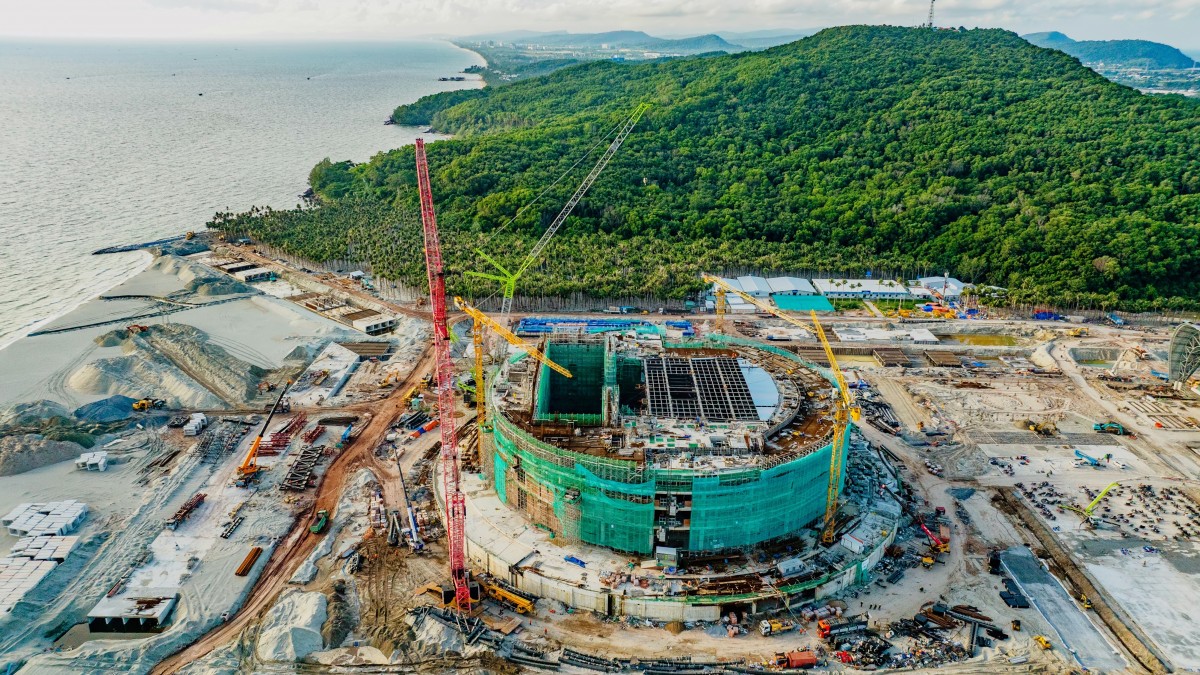 khu Nhà biểu diễn đa năng, hay Nhà hát APEC, cũng đã cơ bản định hình với khoảng 97% kết cấu bê tông cốt thép được hoàn thành.