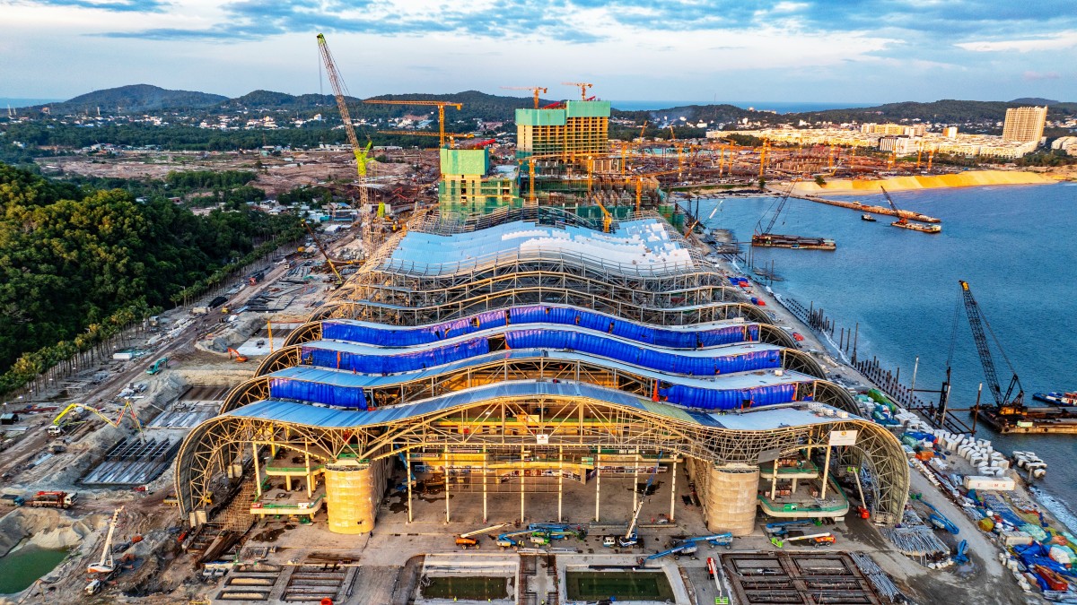 Hệ kết cấu thép quy mô lớn của Trung tâm tổ chức hội nghị dần được lắp kín. 