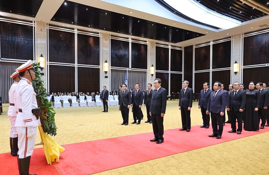 Chủ tịch Quốc hội Trần Thanh Mẫn dẫn đầu Đoàn đại biểu cấp cao của Đảng, Nhà nước Việt Nam viếng đồng chí Saysomphone Phomvihane, Ủy viên Bộ Chính trị, Chủ tịch Quốc hội Lào - Ảnh: TTXVN