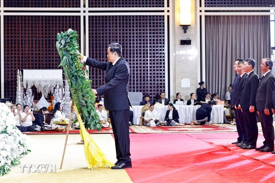 Chủ tịch Quốc hội Trần Thanh Mẫn đặt vòng hoa viếng đồng chí Saysomphone Phomvihane, Ủy viên Bộ Chính trị, Chủ tịch Quốc hội Lào - Ảnh: TTXVN