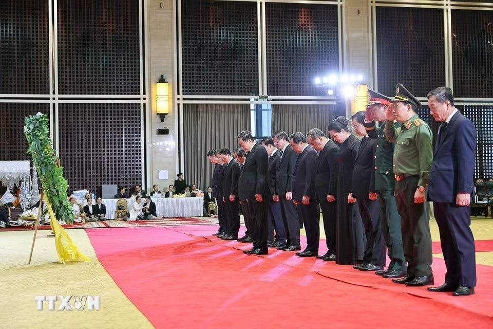 Chủ tịch Quốc hội Trần Thanh Mẫn và Đoàn đại biểu cấp cao của Đảng, Nhà nước Việt Nam dành một phút tưởng niệm cố Chủ tịch Quốc hội Lào Saysomphone Phomvihane, người bạn thân thiết, gắn bó của Đảng, Nhà nước, Quốc hội và nhân dân Việt Nam - Ảnh: TTXVN