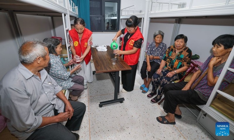 Người dân tại một nơi trú ẩn ở thị trấn Đại Điền, tỉnh Chiết Giang. Ảnh: Tân Hoa xã