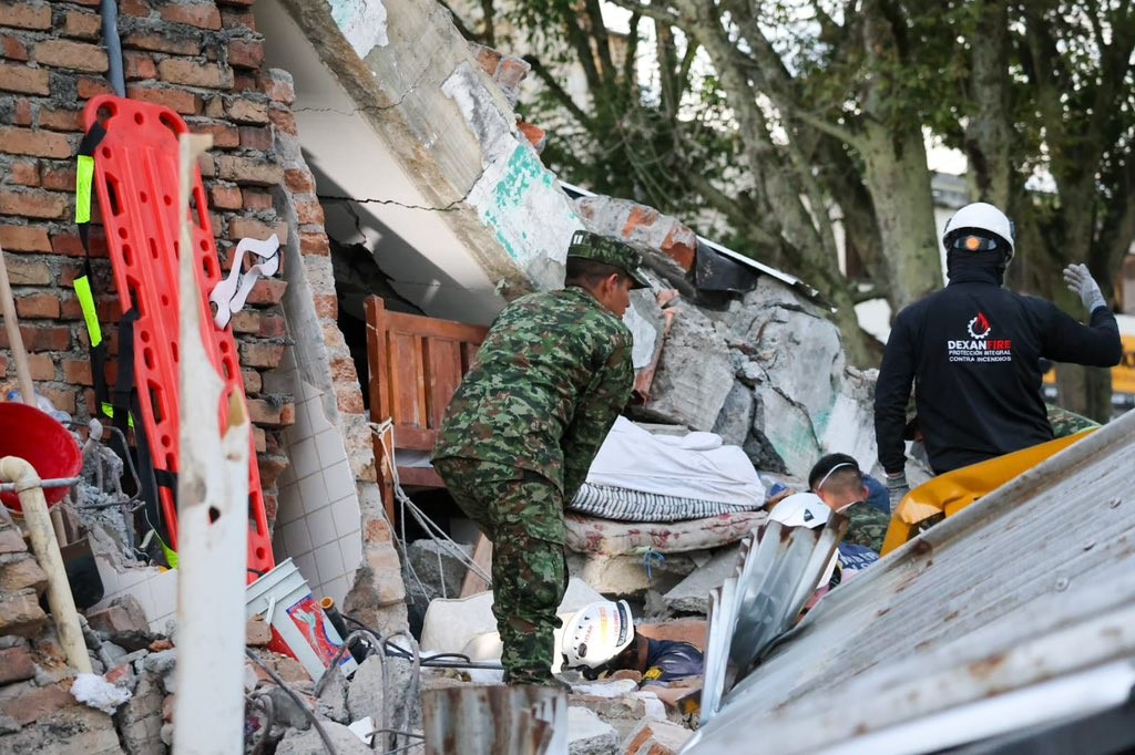Quân đội Quốc gia Colombia thực hiện công tác cứu hộ sau trận động đất. Ảnh: X/@COL_EJERCITO (tài khoản X của Quân đội Quốc gia Colombia)