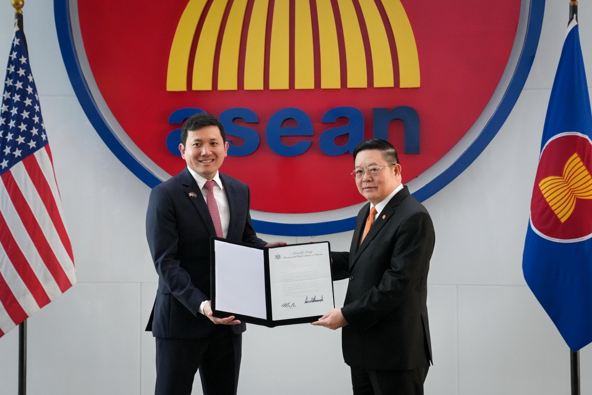 Đại sứ Mỹ tại ASEAN Kevin Kim (trái) và Tổng Thư ký ASEAN Kao Kim Hourn. Ảnh: X/@USMission2ASEAN (tài khoản X của ông Kevin Kim)