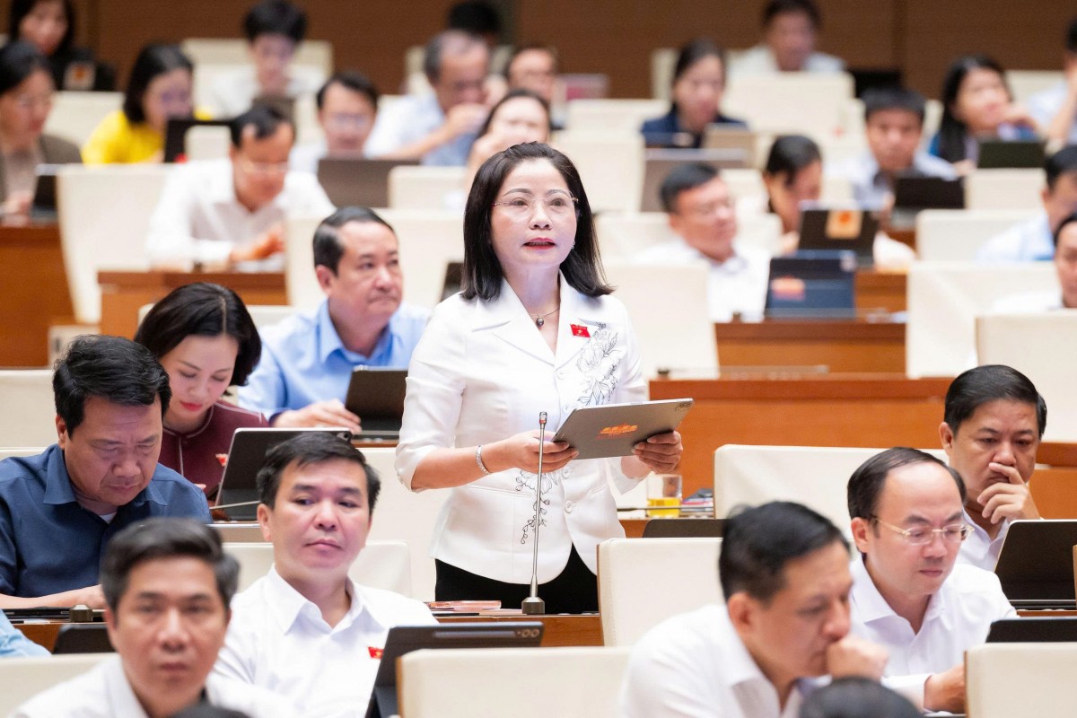 Đại biểu Nguyễn Thị Thu Nguyệt, Đoàn ĐBQH tỉnh Đắk Lắk phát biểu