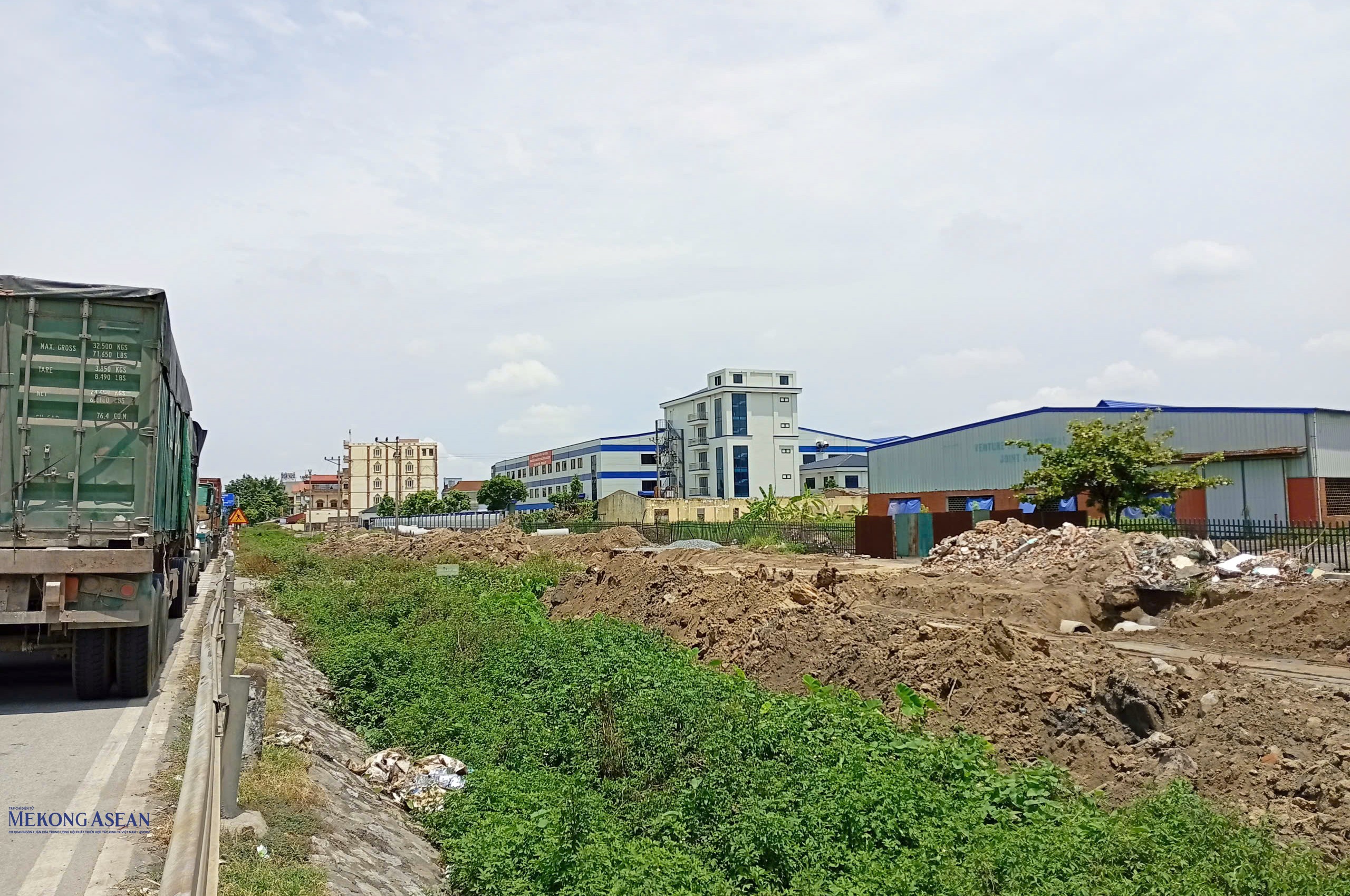 Giải ngân vốn đầu tư công 6 tháng đầu năm 2026 của thành phố Hải Phòng đạt gần 15.500 tỷ đồng. Trong ảnh: Thi công Dự án đường gom dọc quốc lộ 5. Dự án có tổng chiều dài tuyến 2,61 km, qua địa bàn xã Mao Điền, phường Tứ Minh và phường Việt Hòa. 