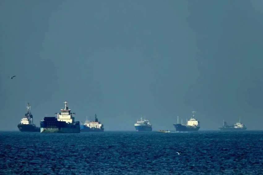Tàu qua Eo biển Hormuz giảm xuống mức thấp nhất ba tháng