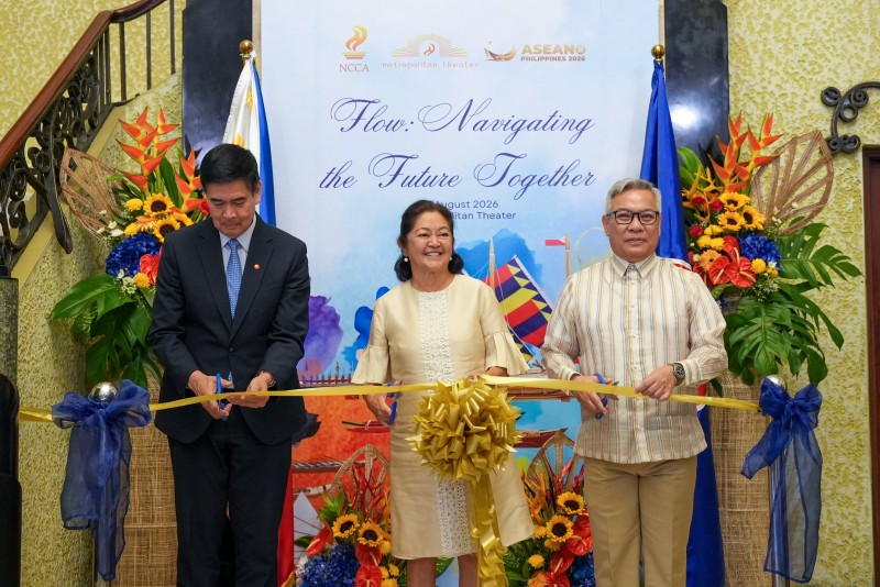 Từ trái sang: Phó Tổng Thư ký ASEAN phụ trách Cộng đồng Văn hóa - Xã hội ASEAN San Lwin; Đệ nhất phu nhân Philippines Louise Araneta-Marcos; Chủ tịch kiêm Giám đốc điều hành NCCA Eric B. Zerrudo, thực hiện nghi thức cắt băng khai trương Trung tâm Văn hóa ASEAN. Ảnh: Văn phòng Đối ngoại Văn hóa Quốc tế của NCCA.
