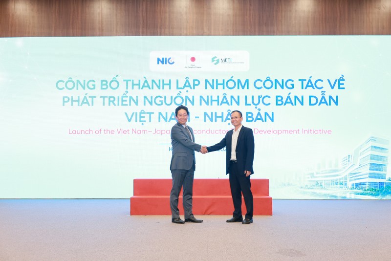 Ông Hoàng Trung Hiếu, Phó Giám đốc Trung tâm Đổi mới sáng tạo Quốc gia (phải) và ông Ishikawa Isamu, Phó Đại sứ Nhật Bản tại Việt Nam tại Lễ công bố thành lập Nhóm công tác về phát triển nguồn nhân lực bán dẫn Việt Nam - Nhật Bản. Ảnh