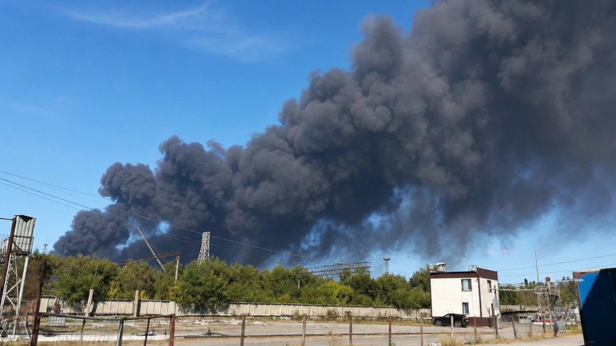 Cháy tại nhà máy lọc dầu Orsknefteorgsintez sau cuộc không kích của Ukraine. Ảnh: Moscow Times