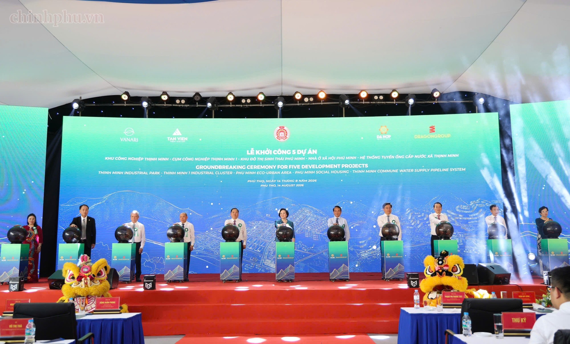 Các đại biểu thực hiện nghi thức khởi công tổ hợp dự án. Ảnh: VGP.
