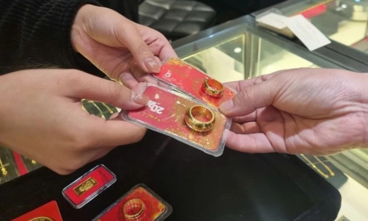 Giá vàng trong nước và thế giới diễn biến trái chiều