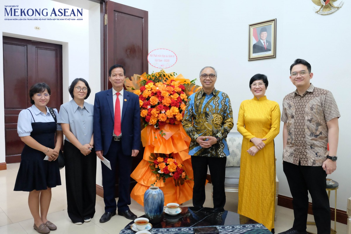 Lãnh đạo Hội VASEAN cùng Đại sứ Adam Mulawarman Tugio và các cán bộ Đại sứ quán Indonesia tại Việt Nam chụp ảnh kỷ niệm. Ảnh: Tùng Dương/Mekong ASEAN.