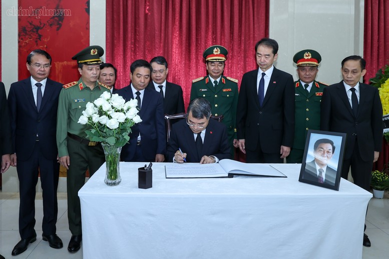 Thủ tướng Lê Minh Hưng ghi sổ tang đồng chí Chu Dung Cơ, nguyên Ủy viên Thường vụ Bộ Chính trị Trung ương Đảng Cộng sản Trung Quốc, nguyên Thủ tướng Quốc vụ viện nước Cộng hòa nhân dân Trung Hoa - Ảnh: chinhphu.vn