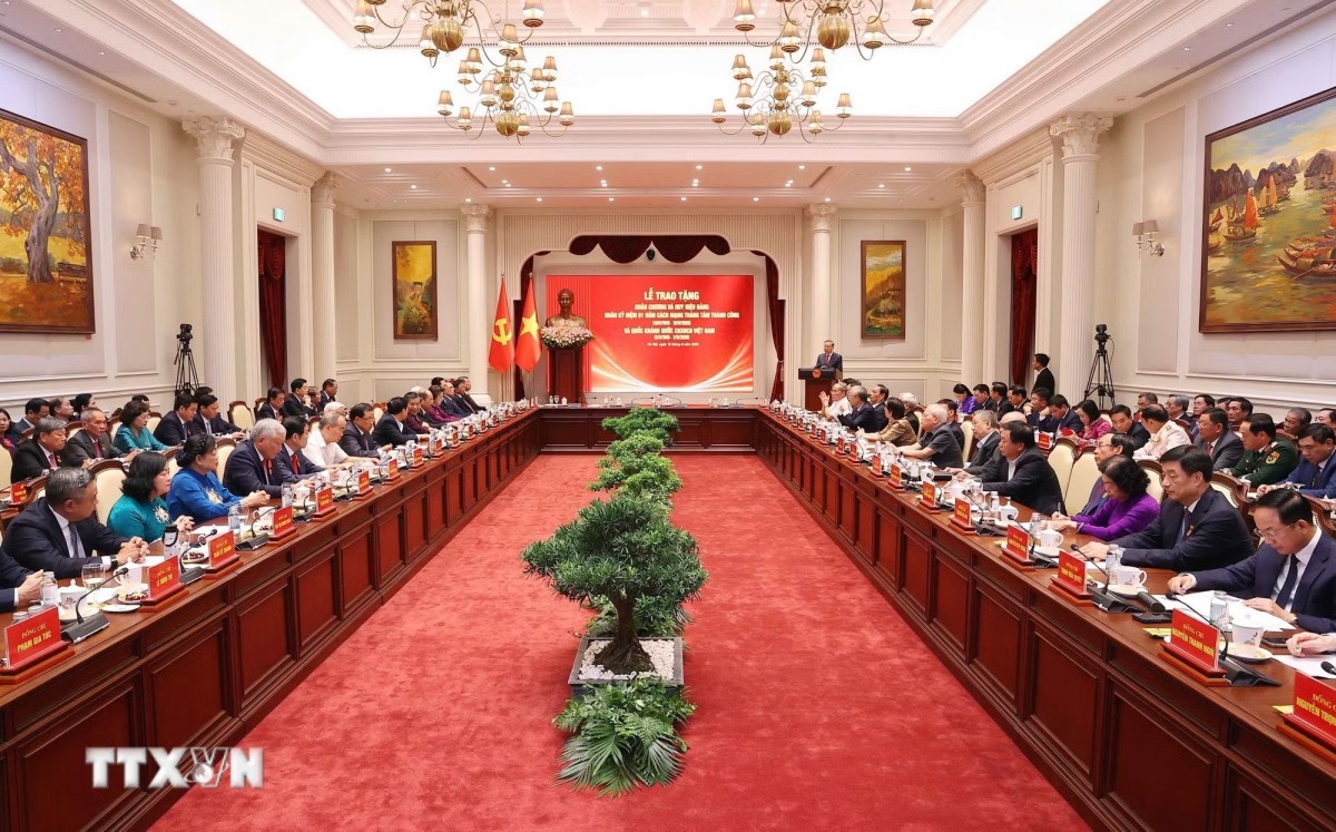 5 nguyên Ủy viên Bộ Chính trị được trao Huân chương Hồ Chí Minh