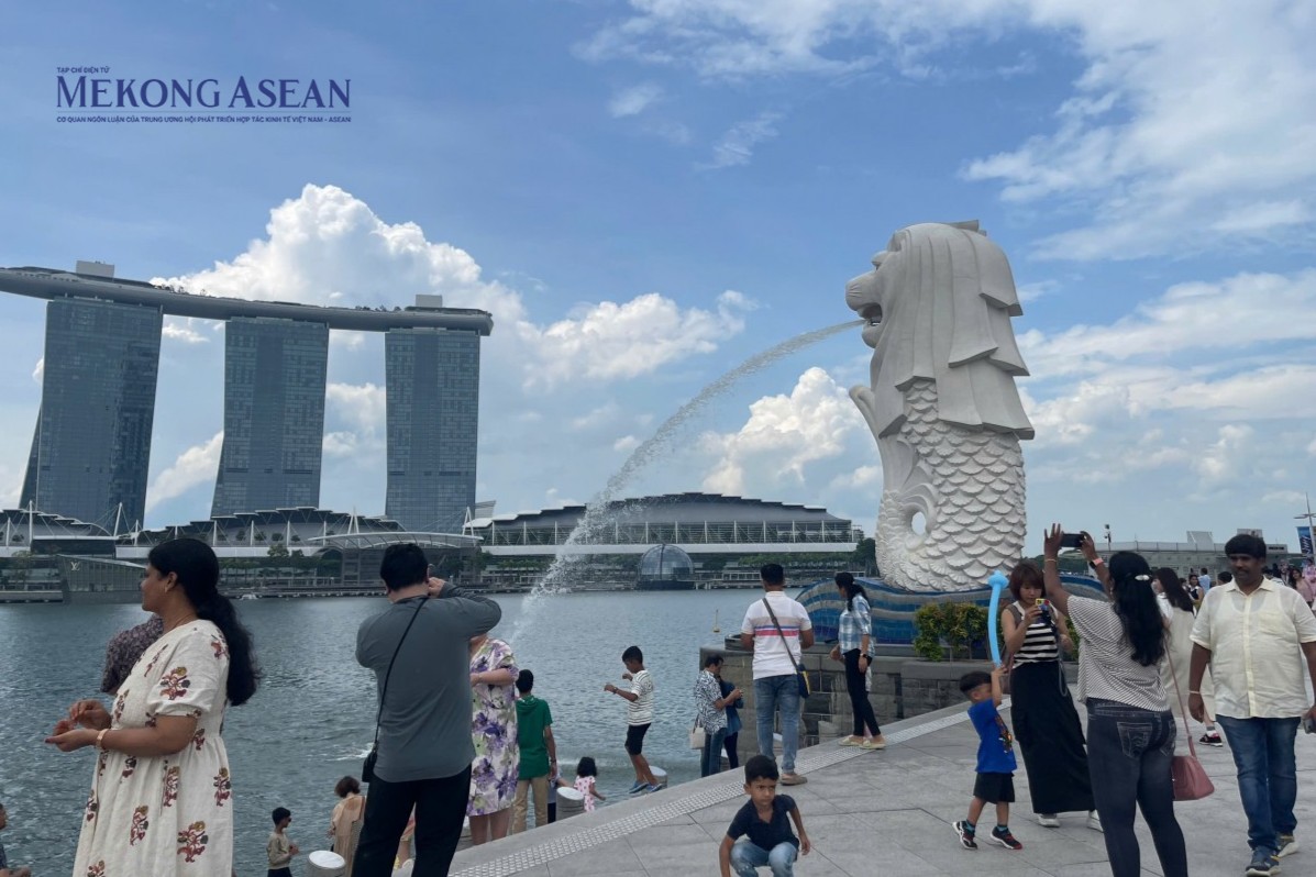 Khách du lịch tại Vịnh Marina, Singapore. Ảnh: Thảo Ngân - Mekong ASEAN