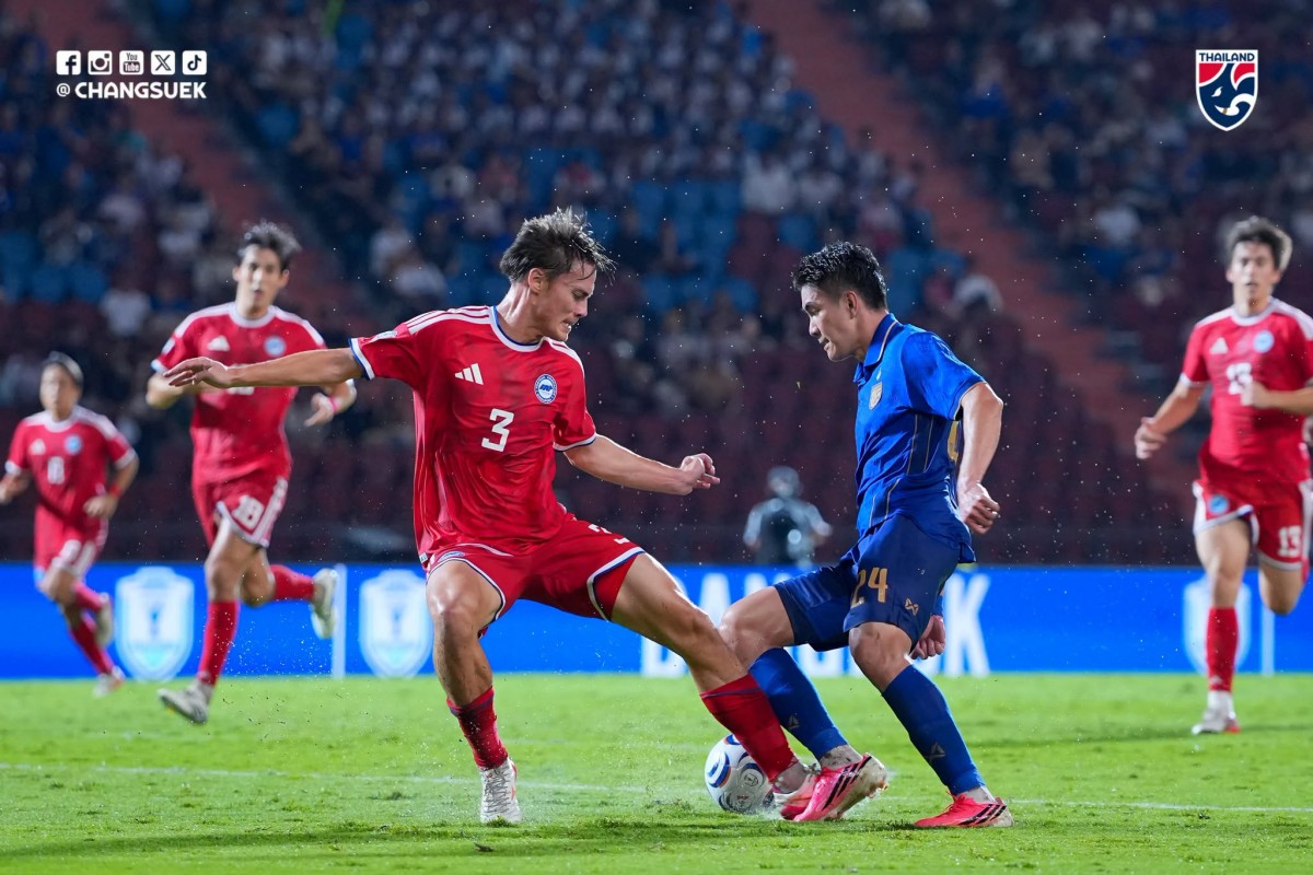 Hiệp một khép lại với lợi thế dẫn trước 1-0 nghiêng về Singapore (đỏ). Ảnh: Liên đoàn Bóng đá Thái Lan