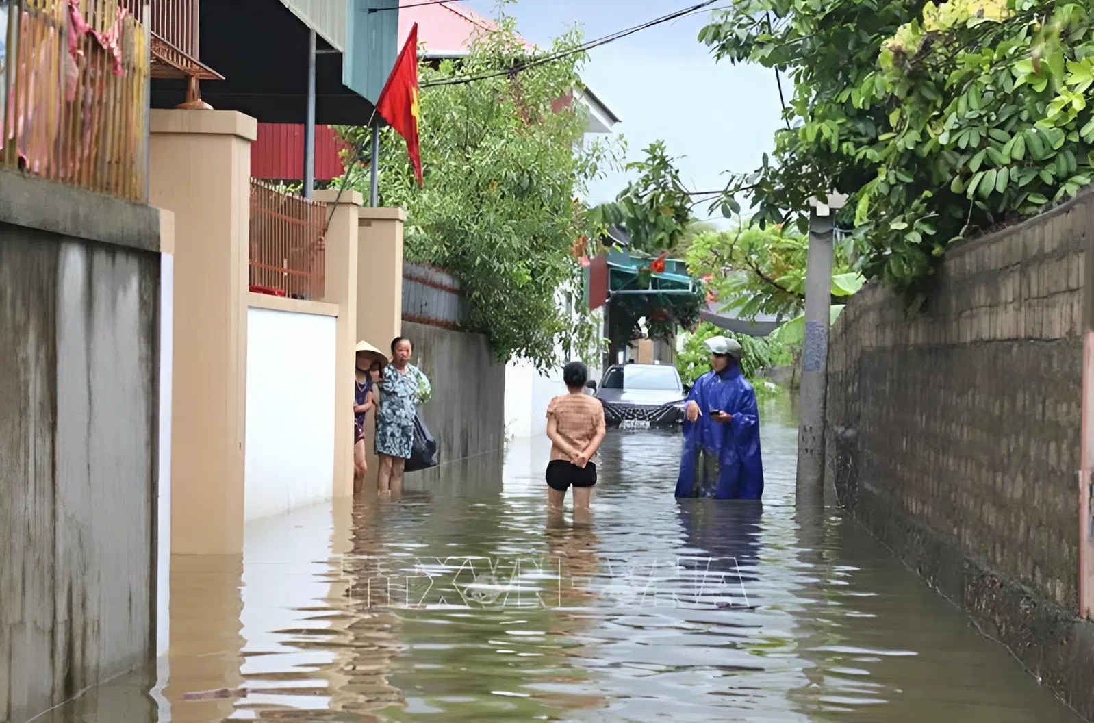 Mưa lớn gây ngập úng cục bộ tại nhiều xã ven biển Hà Tĩnh, Nghệ An