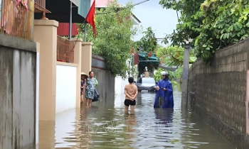Mưa lớn gây ngập úng cục bộ tại nhiều xã ven biển Hà Tĩnh, Nghệ An