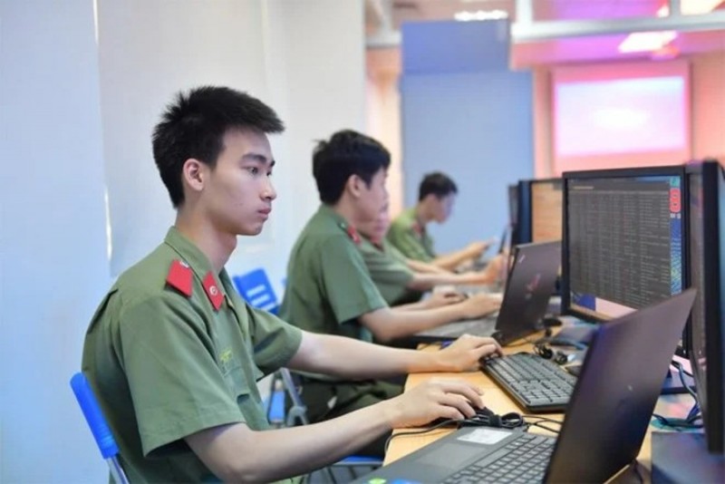 lực lượng chuyên trách bảo vệ an ninh mạng là lực lượng nòng cốt, được bố trí tại Bộ Công an và Bộ Quốc phòng theo quy định của Luật An ninh mạng và pháp luật có liên quan.