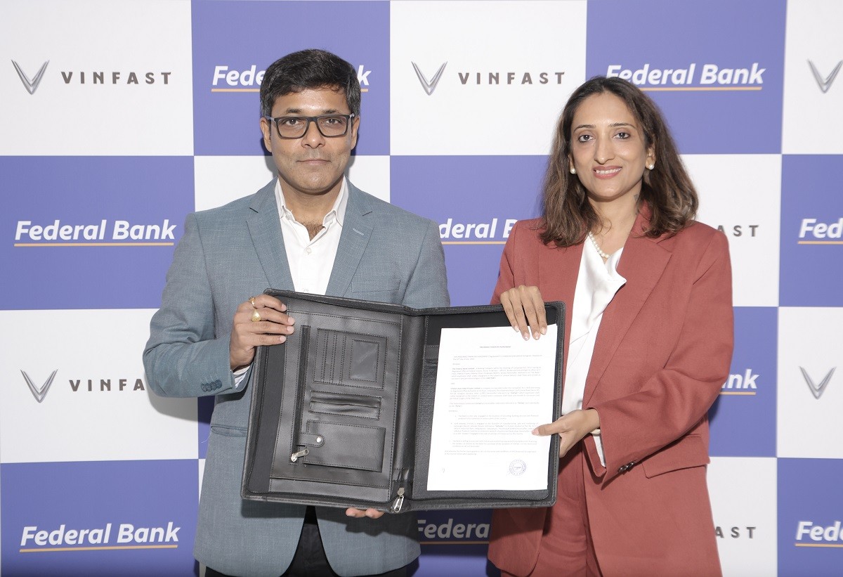Ông Tapan Ghosh (trái), Tổng Giám đốc VinFast châu Á, và bà Kumkum Jain, Phó Chủ tịch Cấp cao của Federal Bank Limited, tại lễ ký kết.
