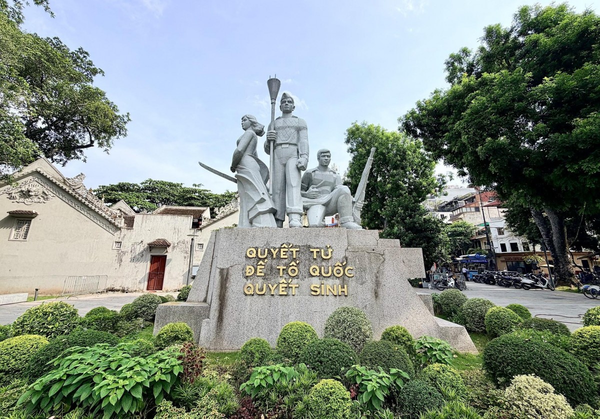 Hà Nội: Di chuyển, lắp dựng tượng đài 'Quyết tử để Tổ quốc quyết sinh' trước ngày 30/9
