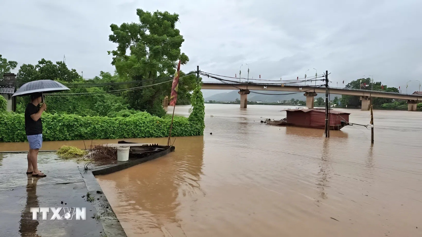 Mực nước sông Lục Nam (đoạn trên địa bàn phường Chũ, tỉnh Bắc Ninh) dâng cao gây chia cắt cục bộ một số tuyến đường Tổ dân phố Trần Hưng Đạo, Bồng Xẻ, Hồ Tân Đức...(Ảnh: Việt Hùng/TTXVN)