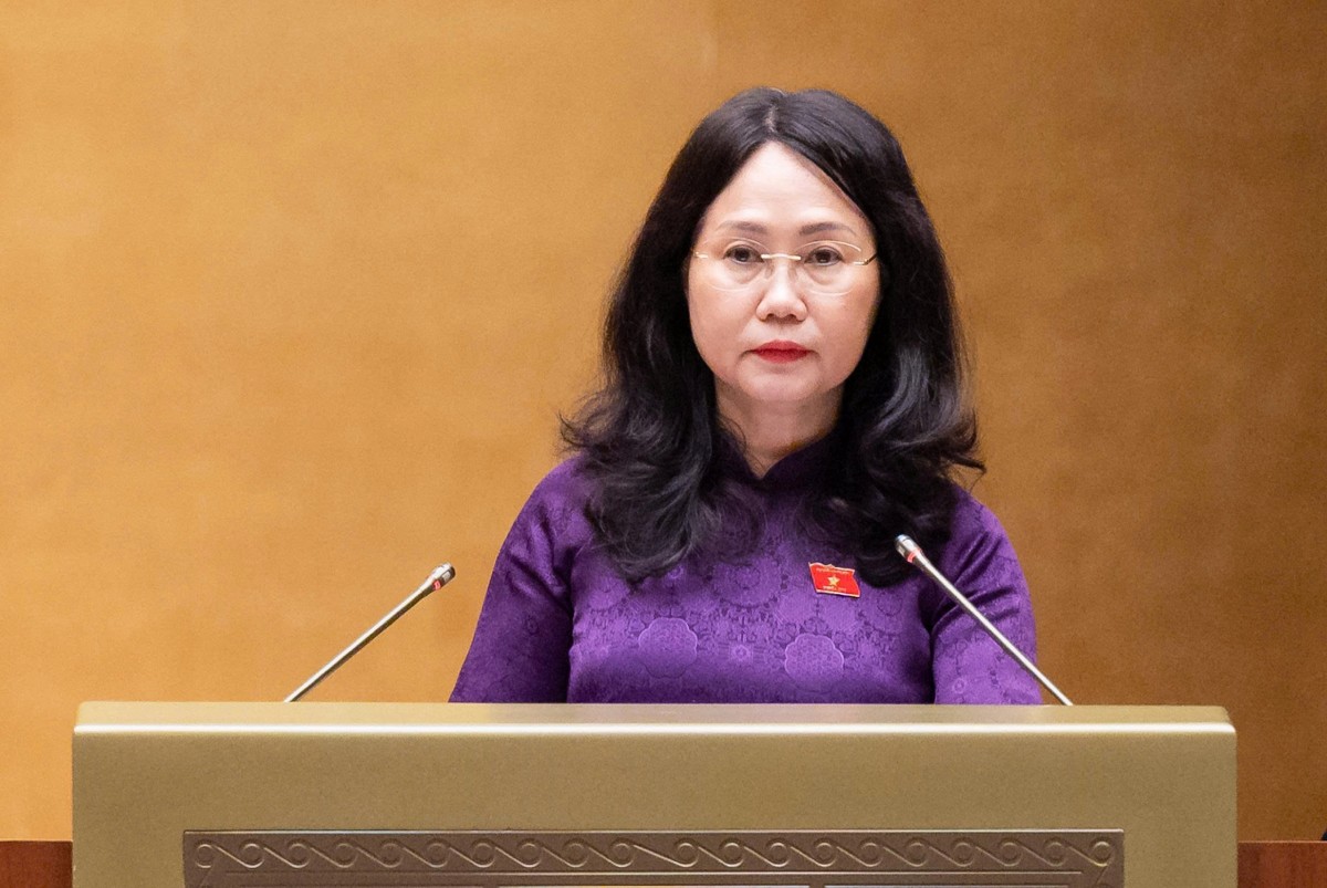 Bộ trưởng Bộ Văn hóa, Thể thao và Du lịch Lâm Thị Phương Thanh trình bày báo cáo giải trình, tiếp thu (Ảnh: Media Quốc hội).
