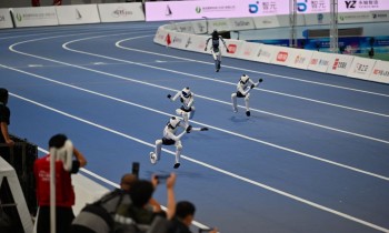 Robot hình người Trung Quốc tự nghĩ ra kiểu chạy ‘che mặt’ để vô địch đường đua
