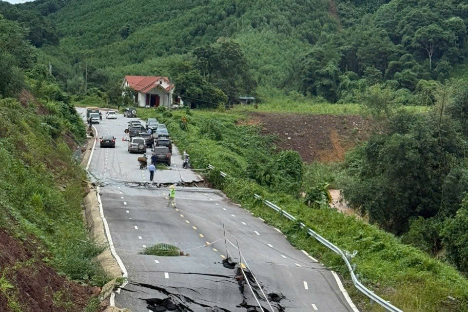 Khẩn trương thông tuyến hàng loạt quốc lộ, cao tốc bị sạt lở do bão số 4