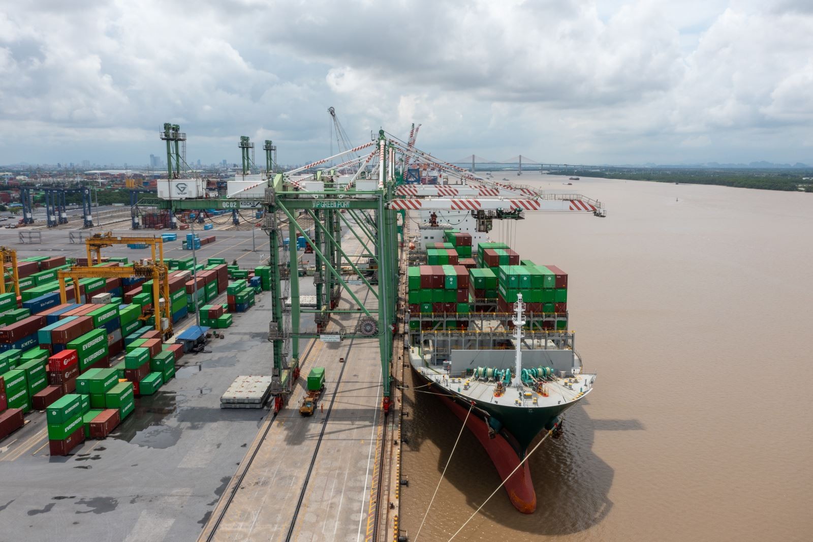 Hai lãnh đạo Viconship đăng ký bán hết cổ phiếu VSC